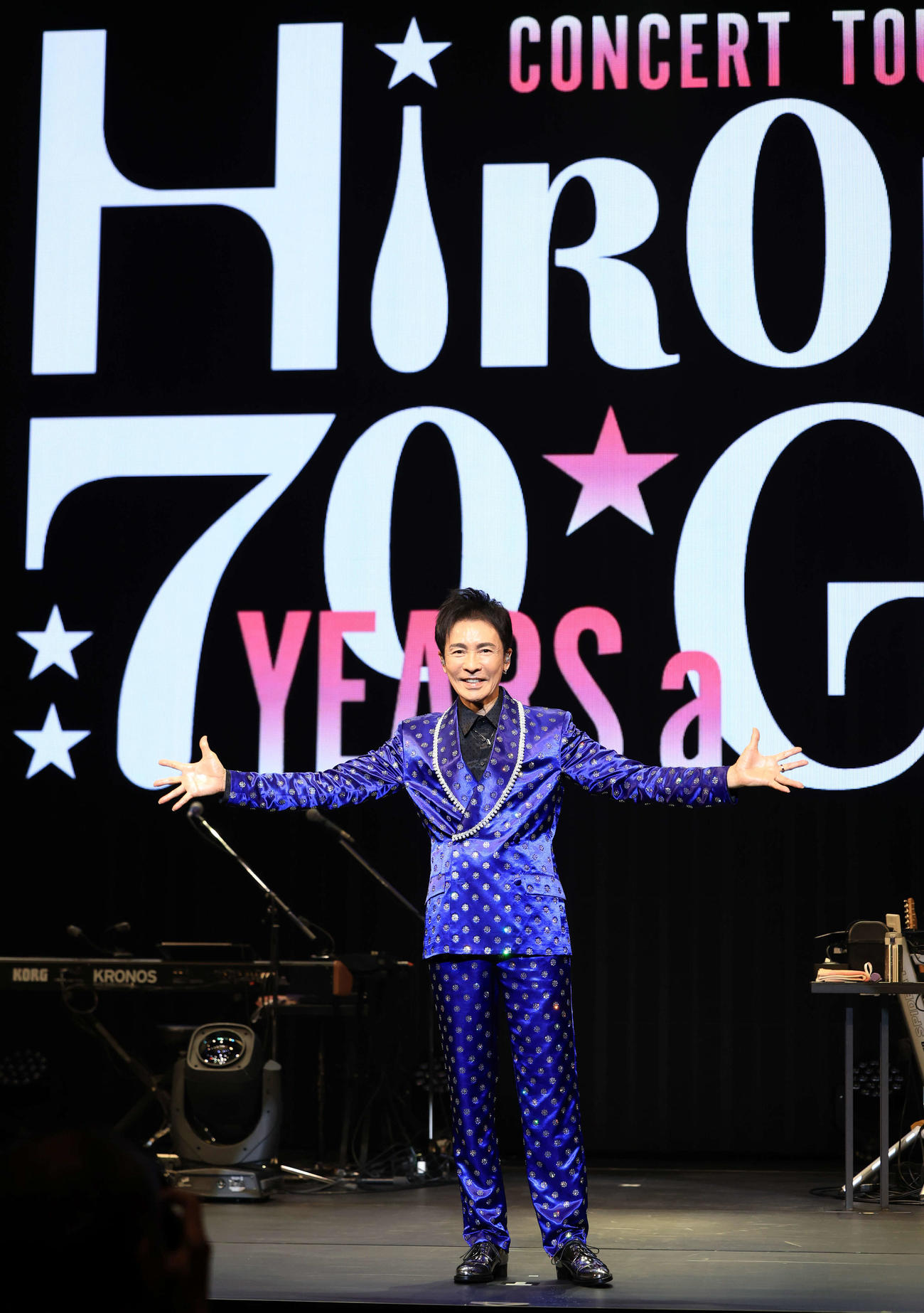 公開リハーサルで手を振り舞台に登場した郷ひろみ（撮影・浅見桂子）