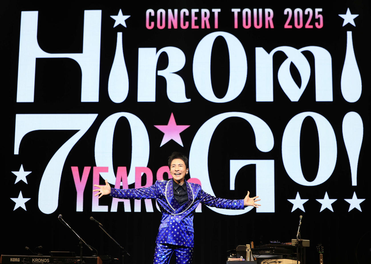 スワロフスキーをあしらったキラキラの衣装で笑顔で記念撮影する郷ひろみ（撮影・浅見桂子）