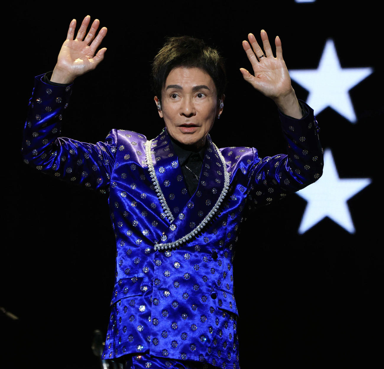 公開リハーサルで手を振り舞台に登場した郷ひろみ（撮影・浅見桂子）