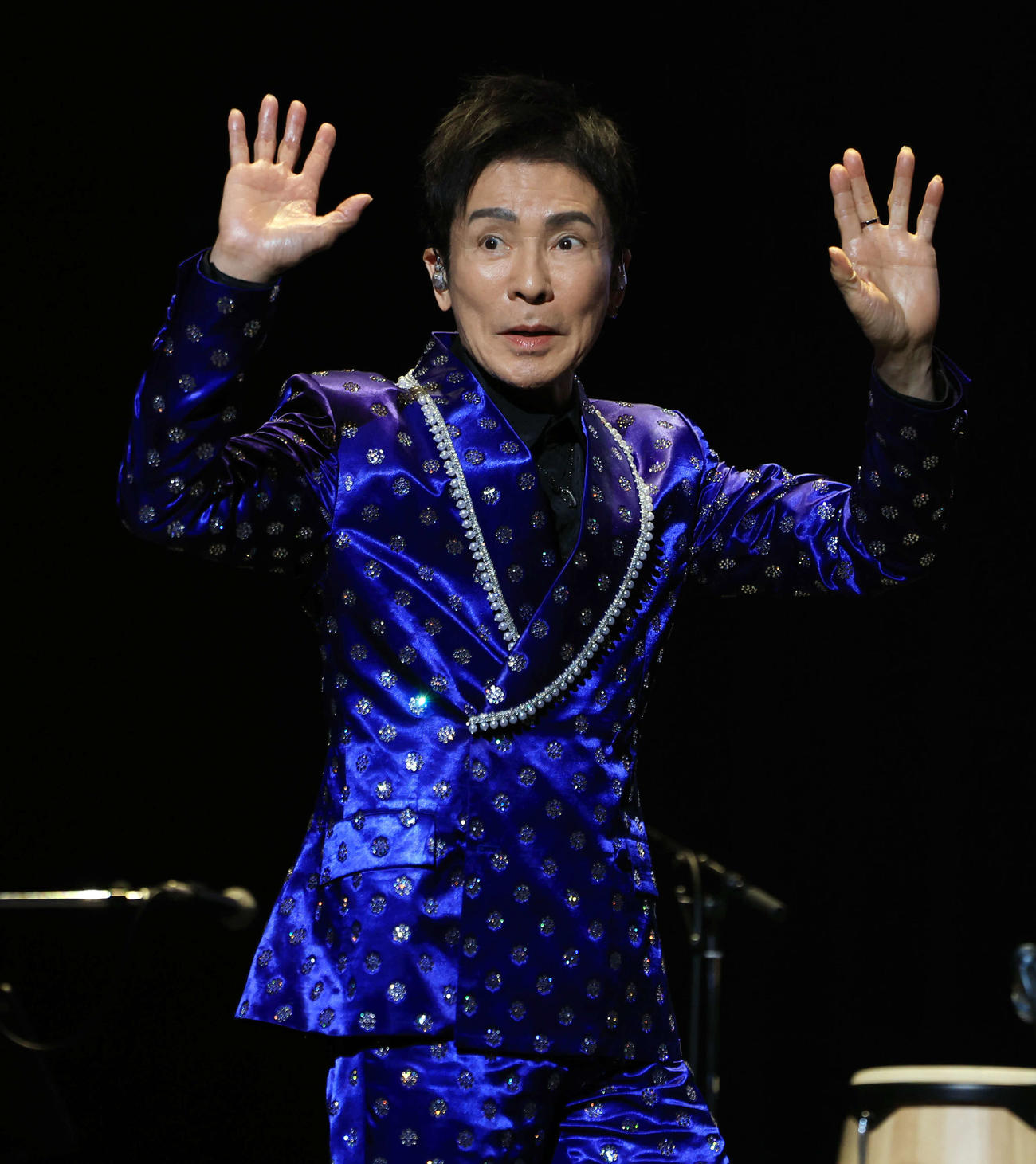 公開リハーサルで手を振り舞台に登場した郷ひろみ（撮影・浅見桂子）