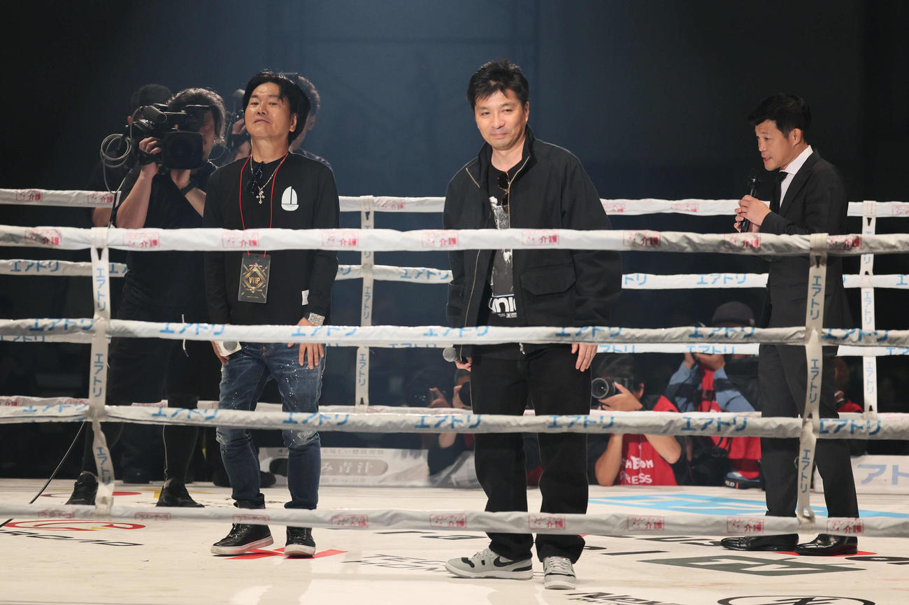 亀田和毅の試合を前にあいさつした亀田興毅（右）に紹介されてリングに上がった島田紳助氏（左）とAbemaTVのの藤田晋社長（撮影・宮崎幸一）
