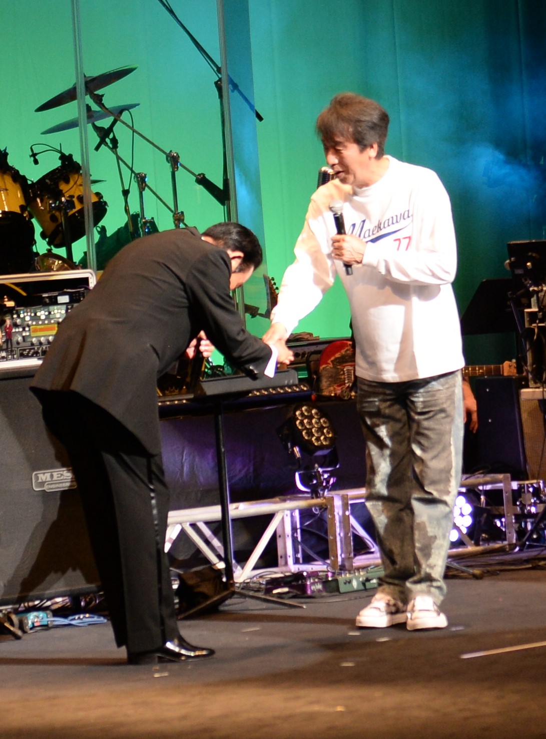 デビュー50周年記念コンサートを行った山本譲二（左）とゲストの前川清