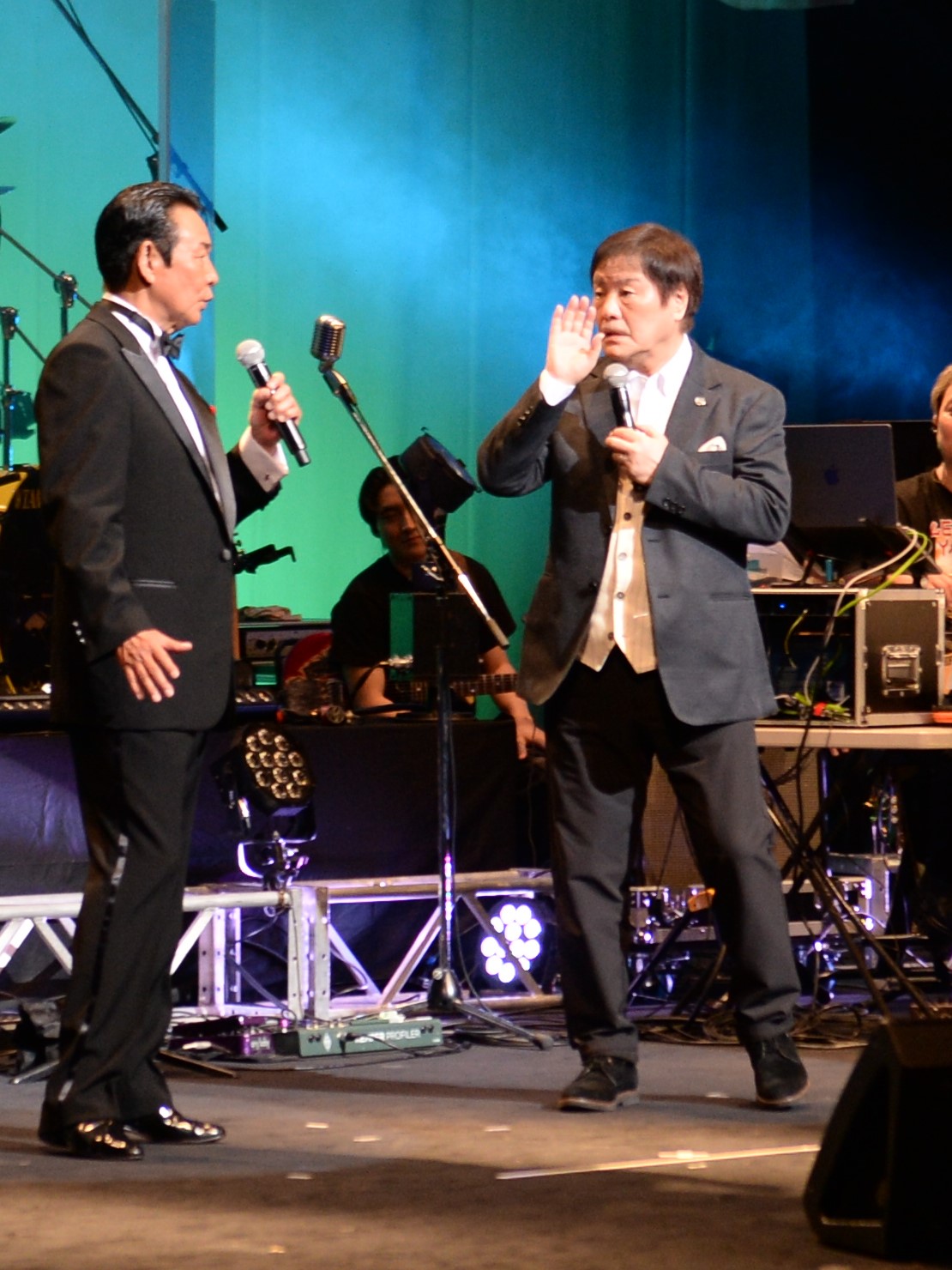 デビュー50周年記念コンサートを行った山本譲二（左）とゲストの堀内孝雄