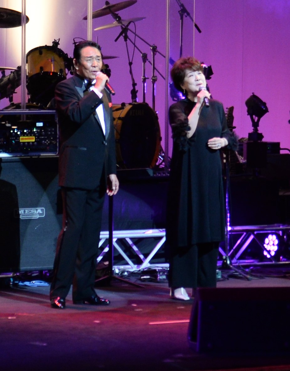 デビュー50周年記念コンサートを行った山本譲二（左）とゲストの川中美幸