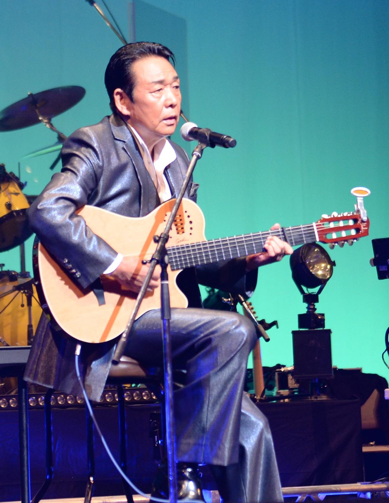 デビュー50周年記念コンサートを行った山本譲二
