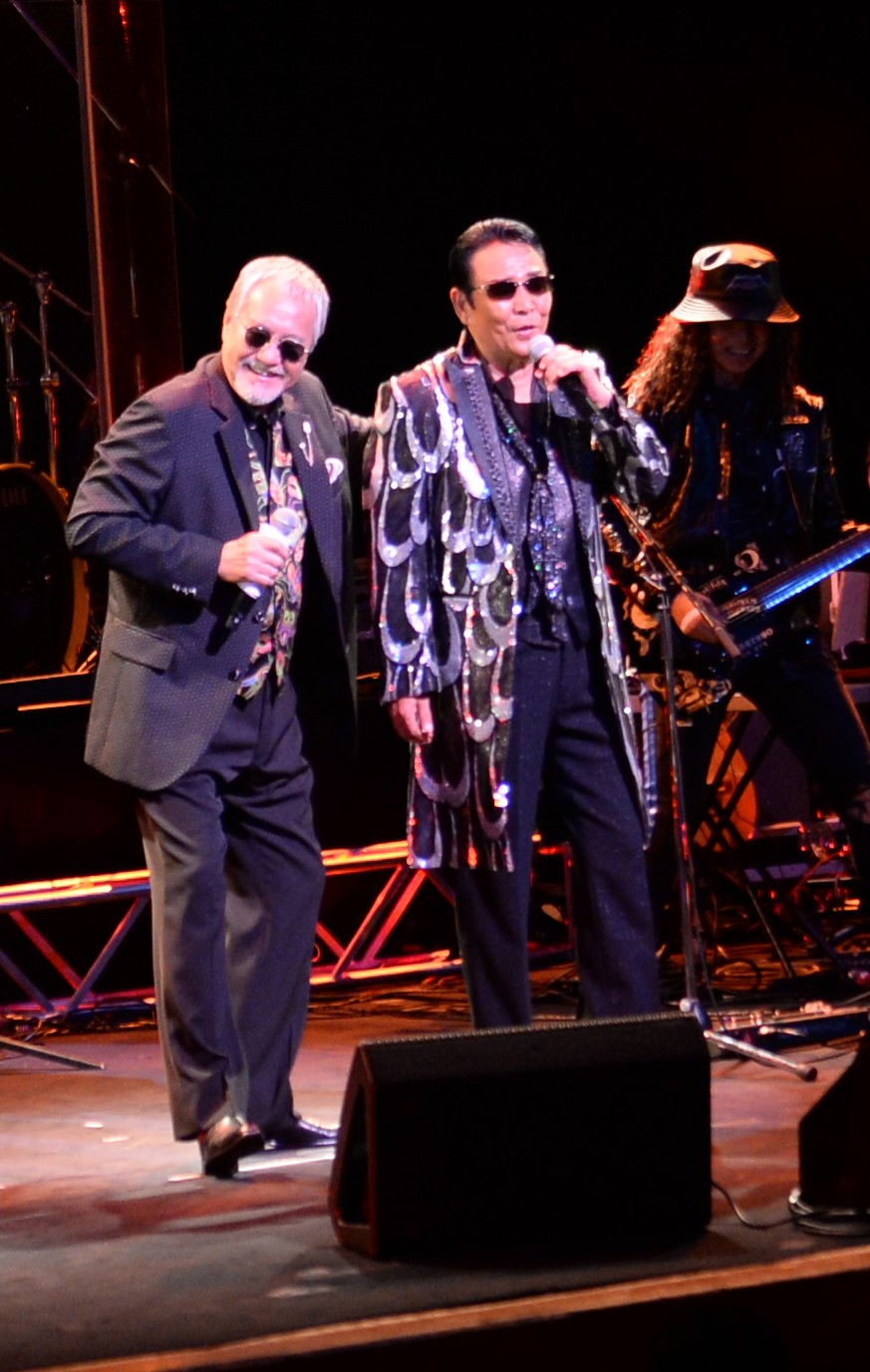 デビュー50周年記念コンサートを行った山本譲二（右）と吉幾三