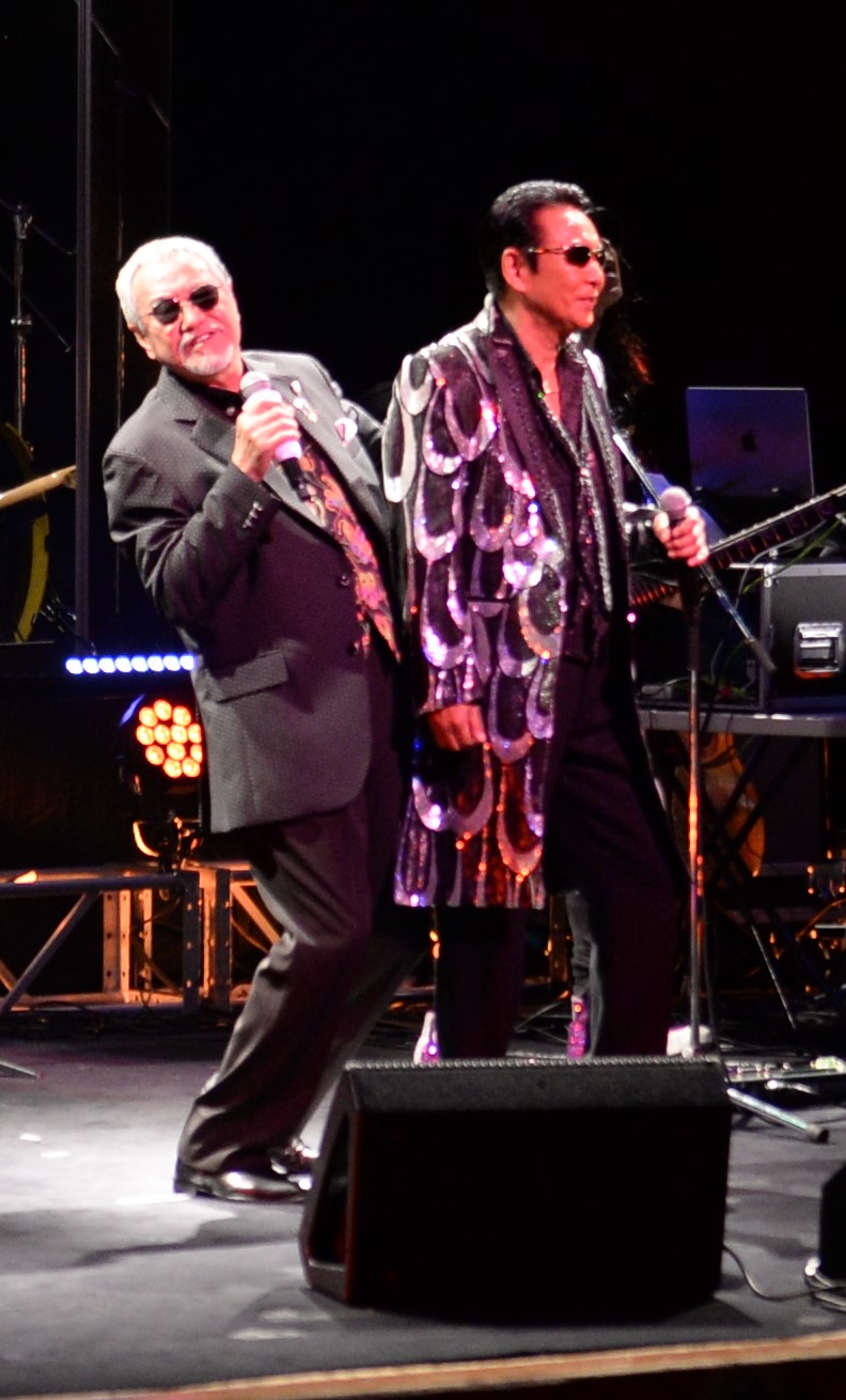 デビュー50周年記念コンサートを行った山本譲二（右）と吉幾三