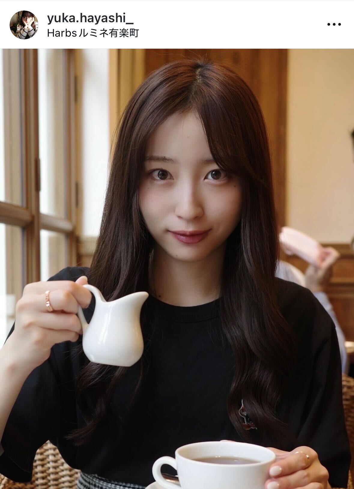 カップを手にカメラ目線の林佑香（インスタグラムから）