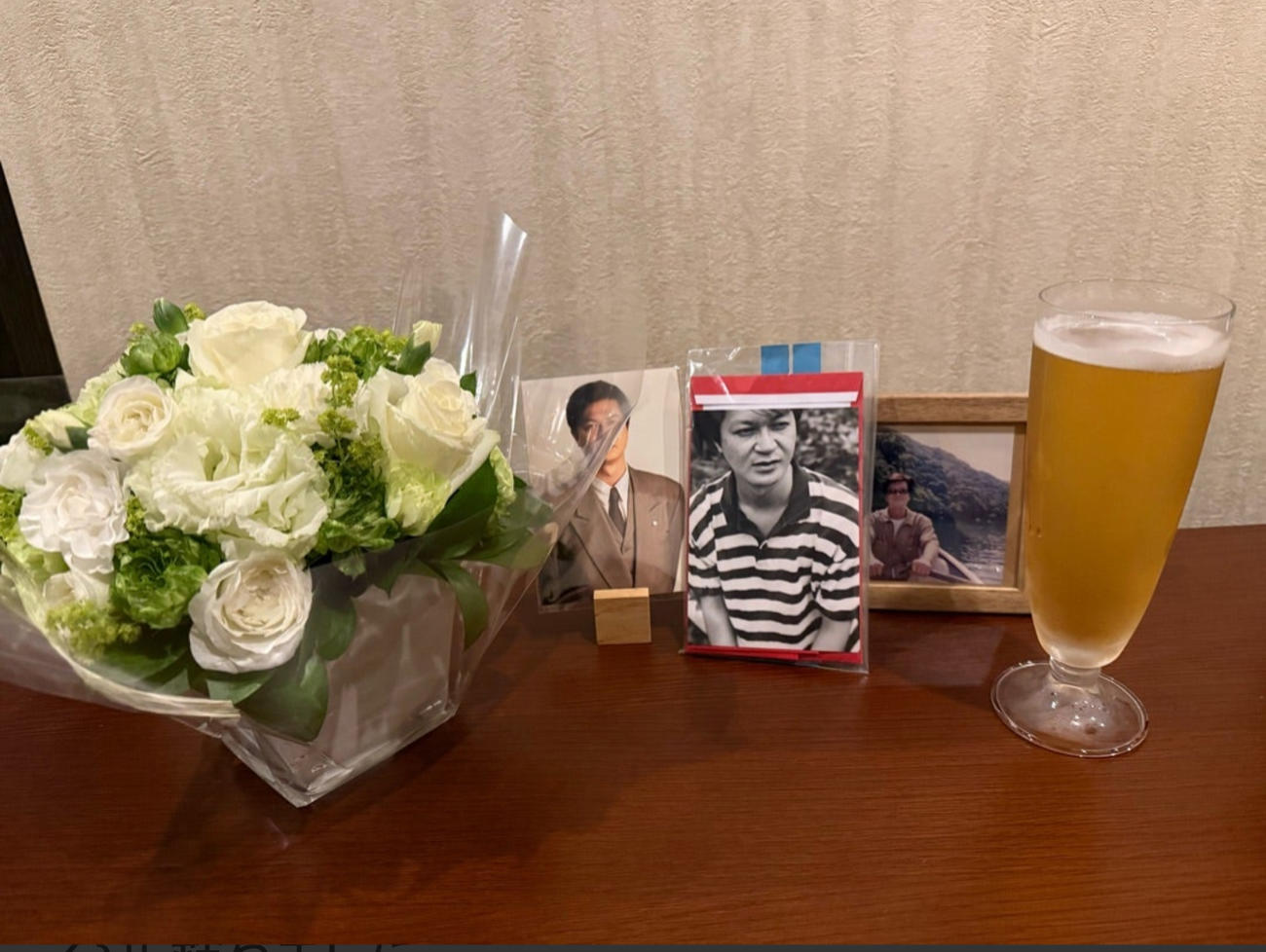 伊藤俊人さんの写真に供えられた花とビール（戸田恵子のブログから）