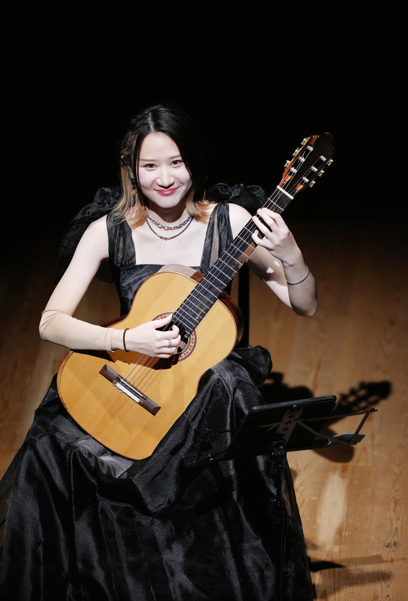 公演を行い、笑顔を見せる猪居亜美（撮影・足立雅史）