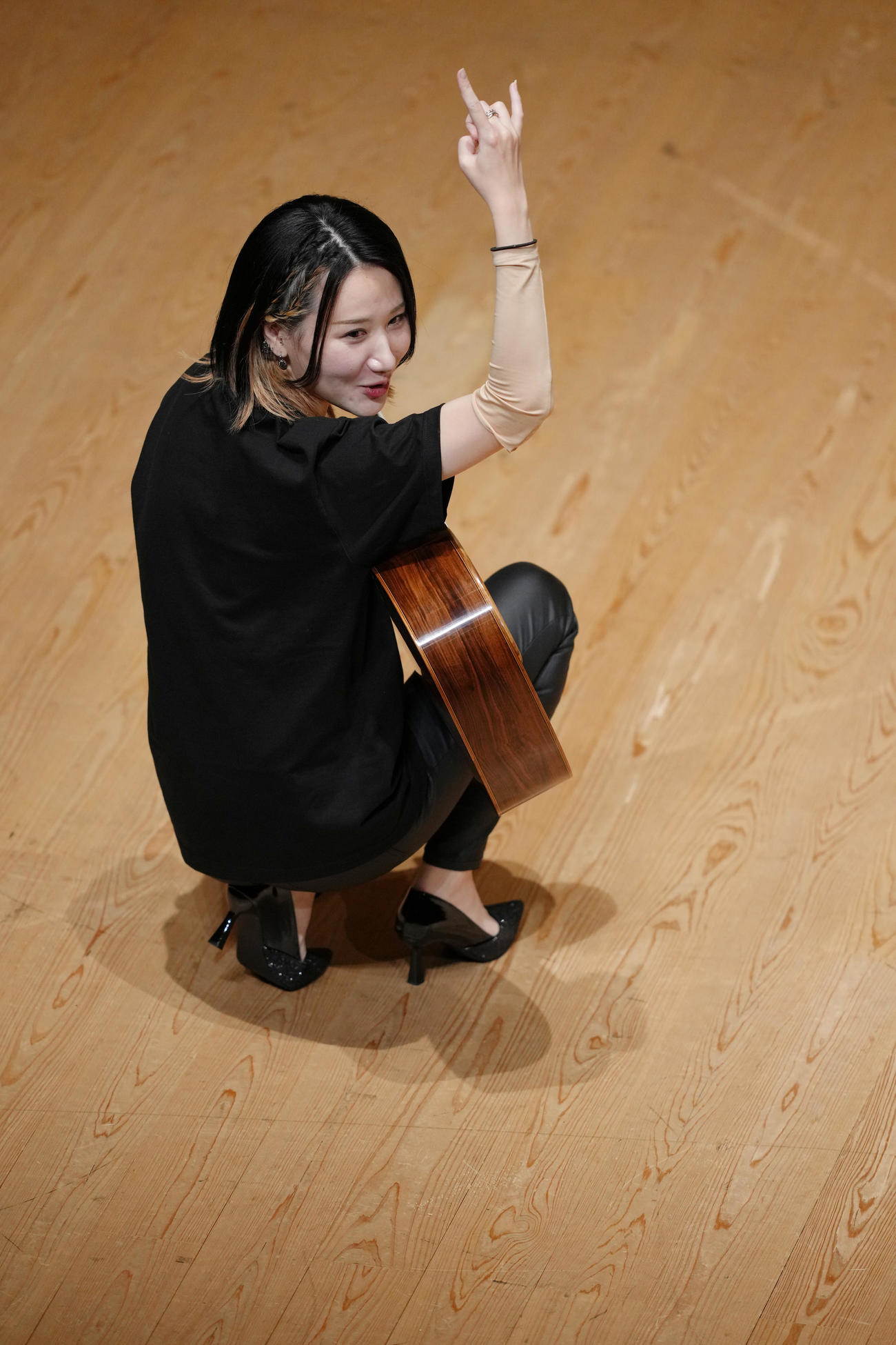 観客との記念撮影でポーズを決める猪居亜美（撮影・足立雅史）