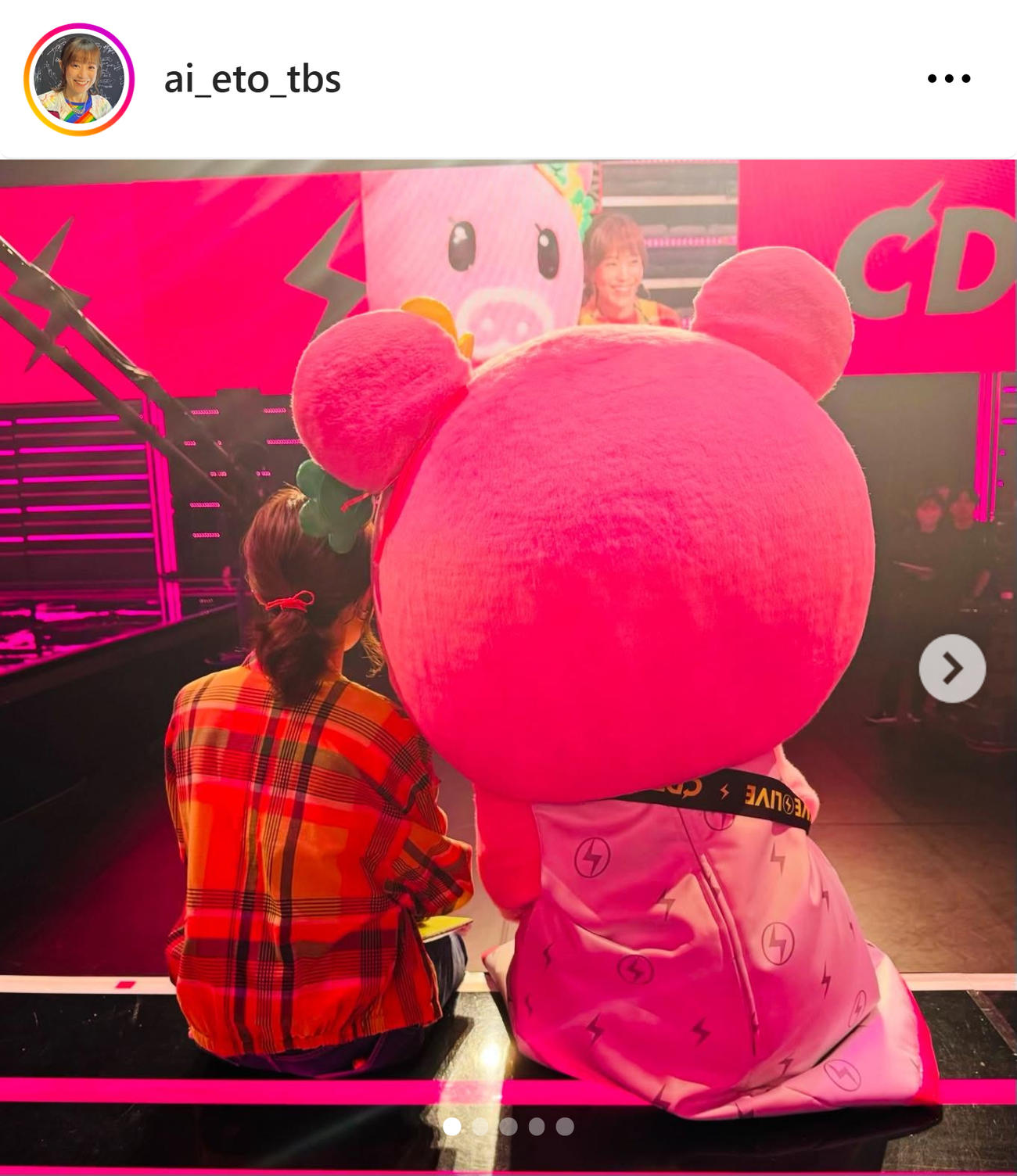 Boonaちゃんと肩を寄せ合うTBS江藤愛アナ（江藤愛アナのインスタグラムから）
