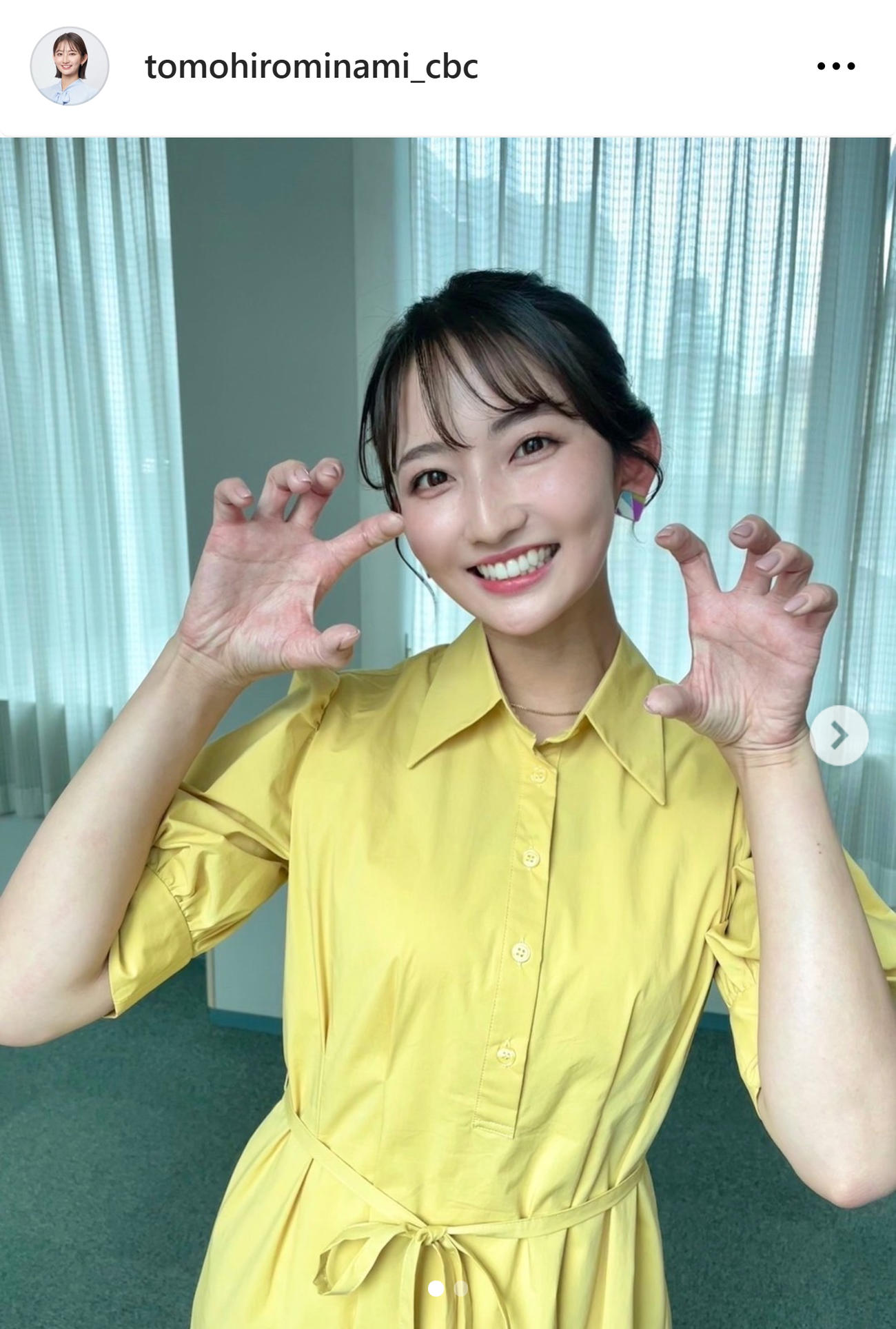 「とらほー」ポーズの友廣南実アナ（CBC友廣南実アナのインスタグラムから）