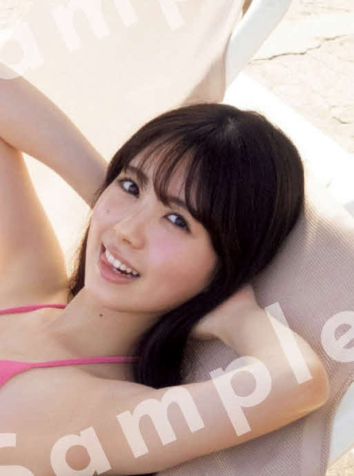 乃木坂46筒井あやめファースト写真集封入ポストカードのショット（撮影・細居幸次郎）