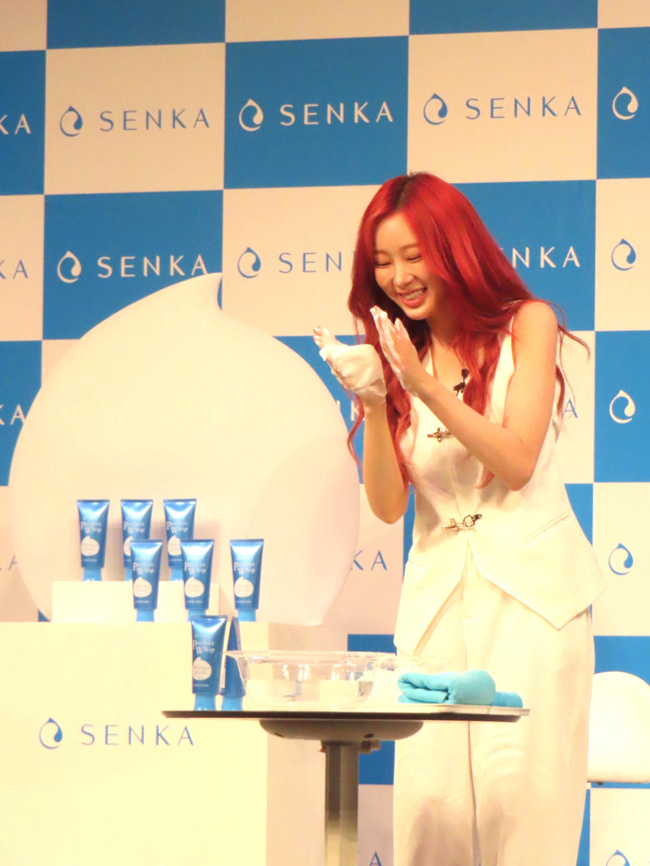 「SENKAグローバルアンバサダー　GISELLE of aespa　新CM発表会」に登壇し、洗顔料を泡立てるaespaのGISELLE