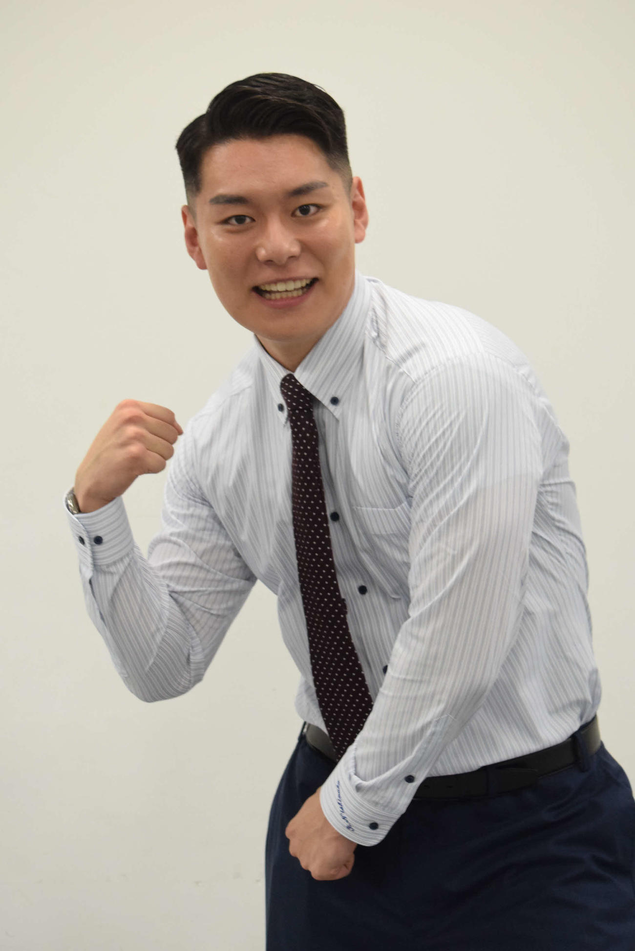 自慢の筋肉を披露するカンテレ西中蓮アナウンサー（撮影・阪口孝志）
