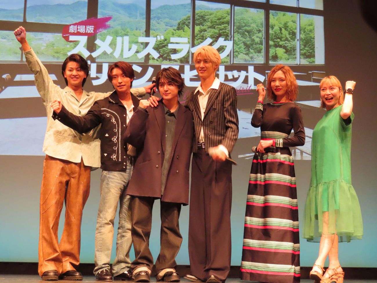 映画「スメルズ　ライク　グリーン　スピリット」の完成上映会に出席した、左から藤本洸大、阿部顕嵐、荒木飛羽、曽野舜太、中村中、澤田育子監督