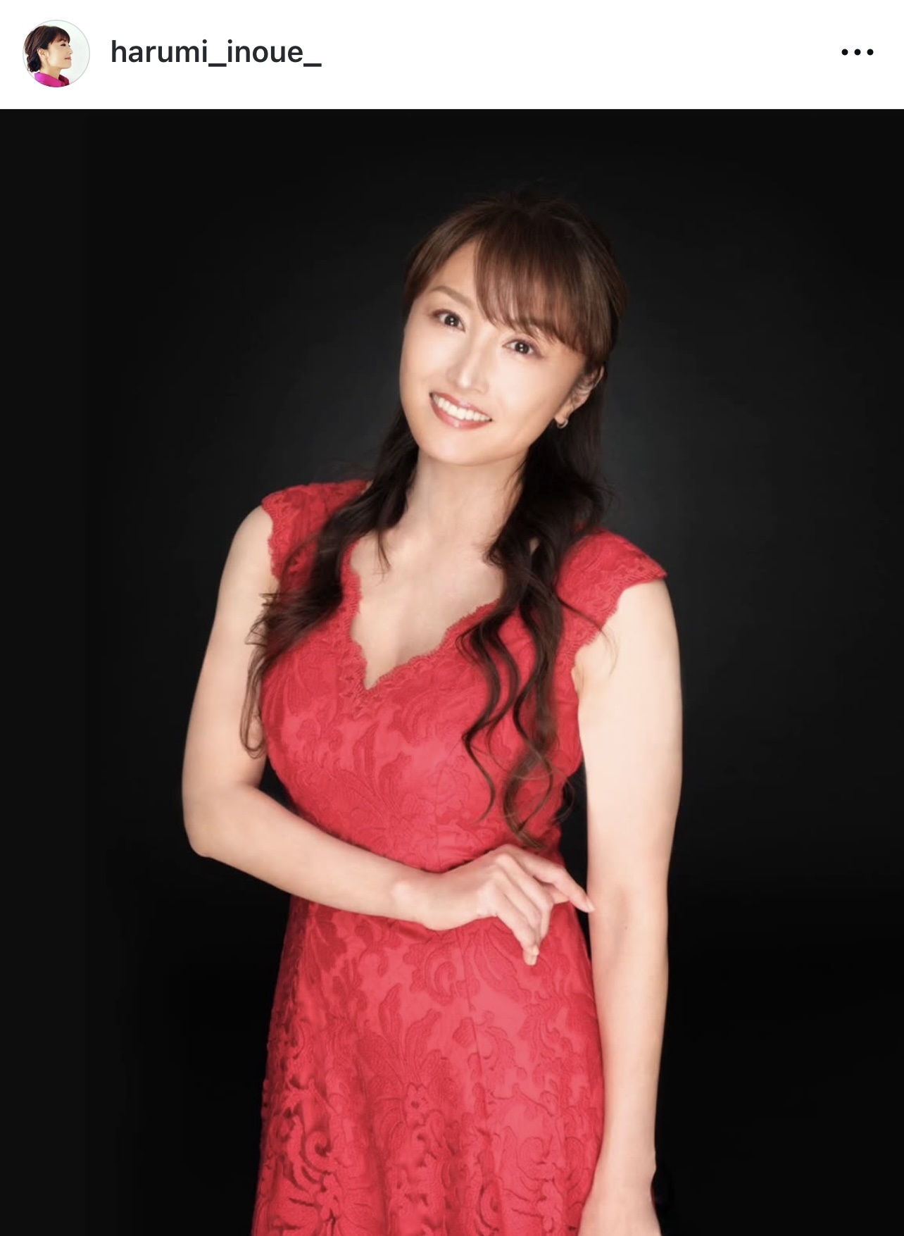 大胆に胸元が開いた赤いドレスを着用し、艶やかな姿の井上晴美（インスタグラムから）