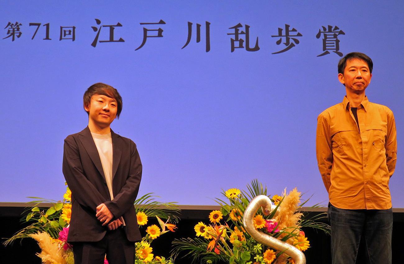 「第71回江戸川乱歩賞」受賞作発表会見に登場した野宮有さん（左）。右は選考委員の貫井徳郎さん