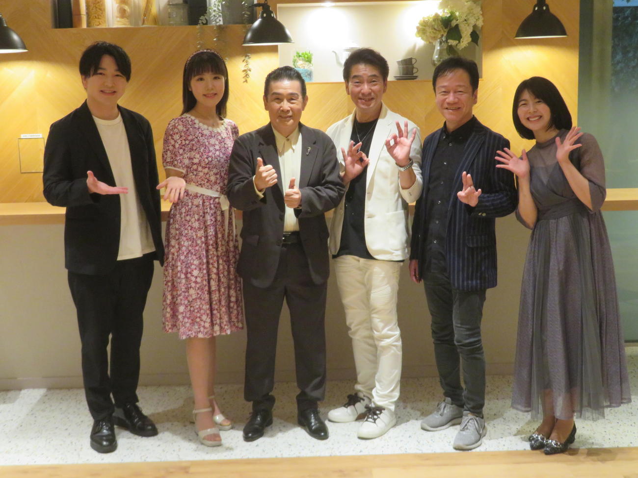 チャリティー演歌・歌謡コンサート「笑顔でつなぐコンサート2025」取材会に出席した、左から須賀亮雄、佐々木麻衣、角川博、野上こうじ、司紘人、池田桃子（撮影・川田和博）