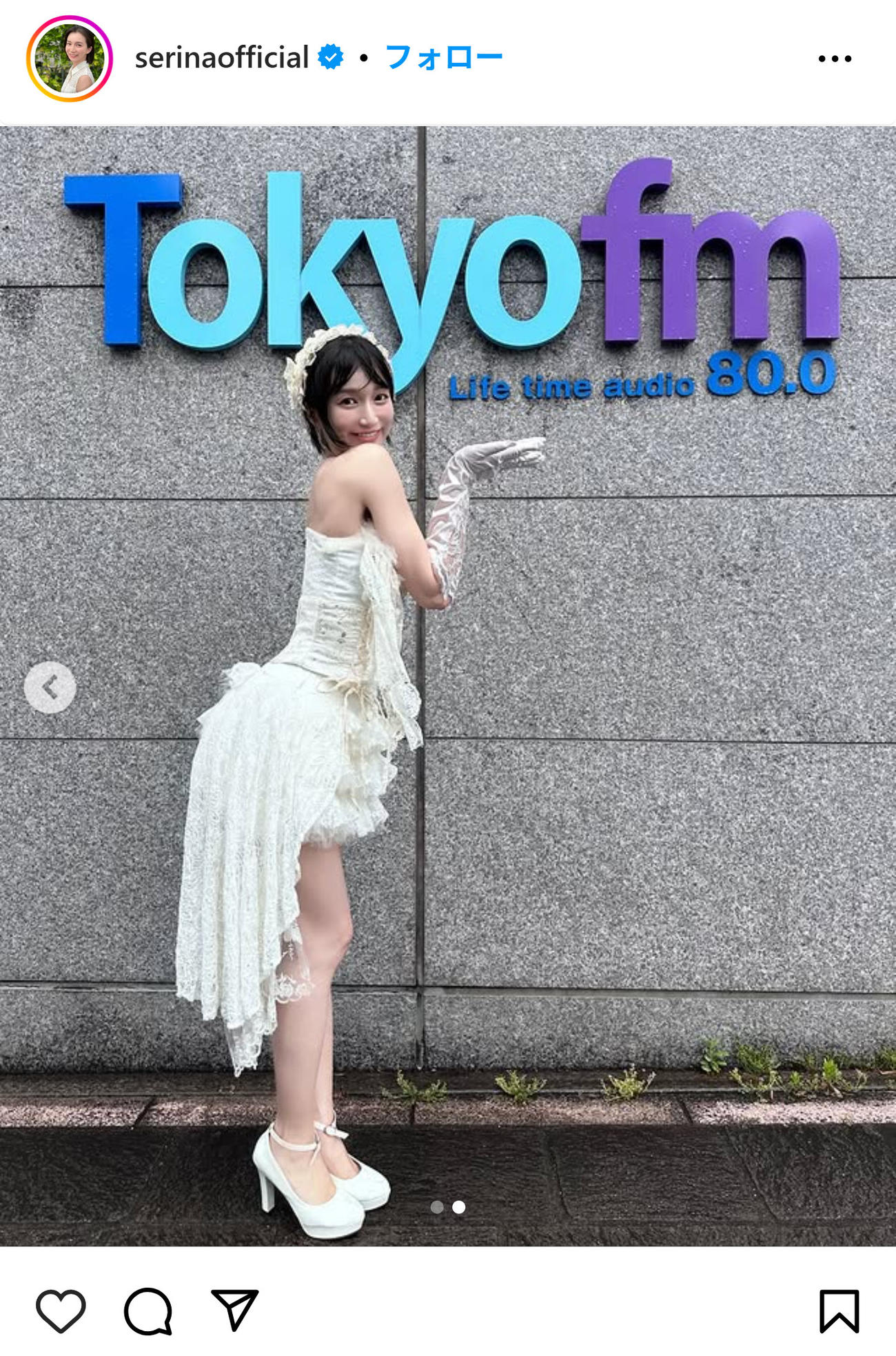 白のミニドレス姿でポーズを決める芹那（インスタグラムから）