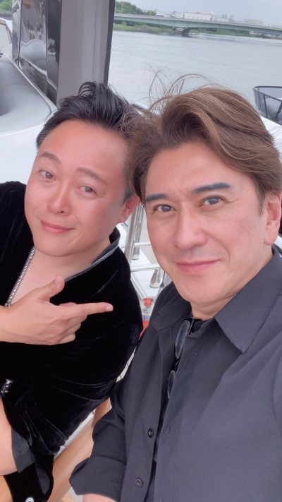 Yogiboの木村会長とのツーショット（川崎麻世のブログから）