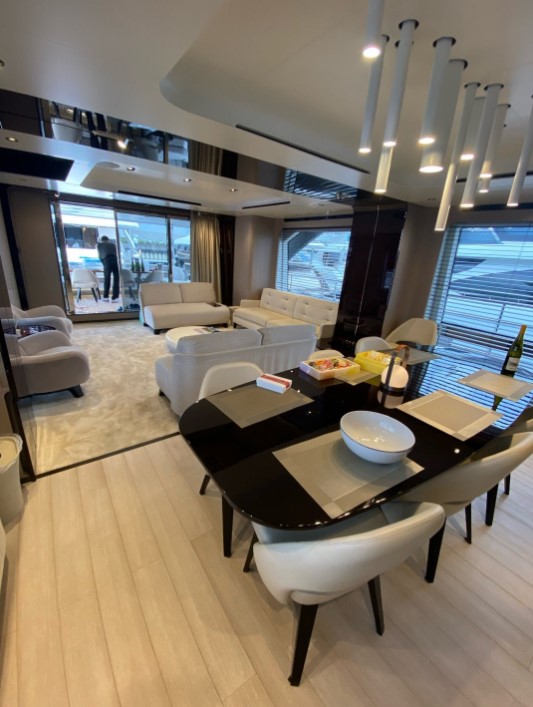 高級マンション並みというリビング（川崎麻世のブログから）