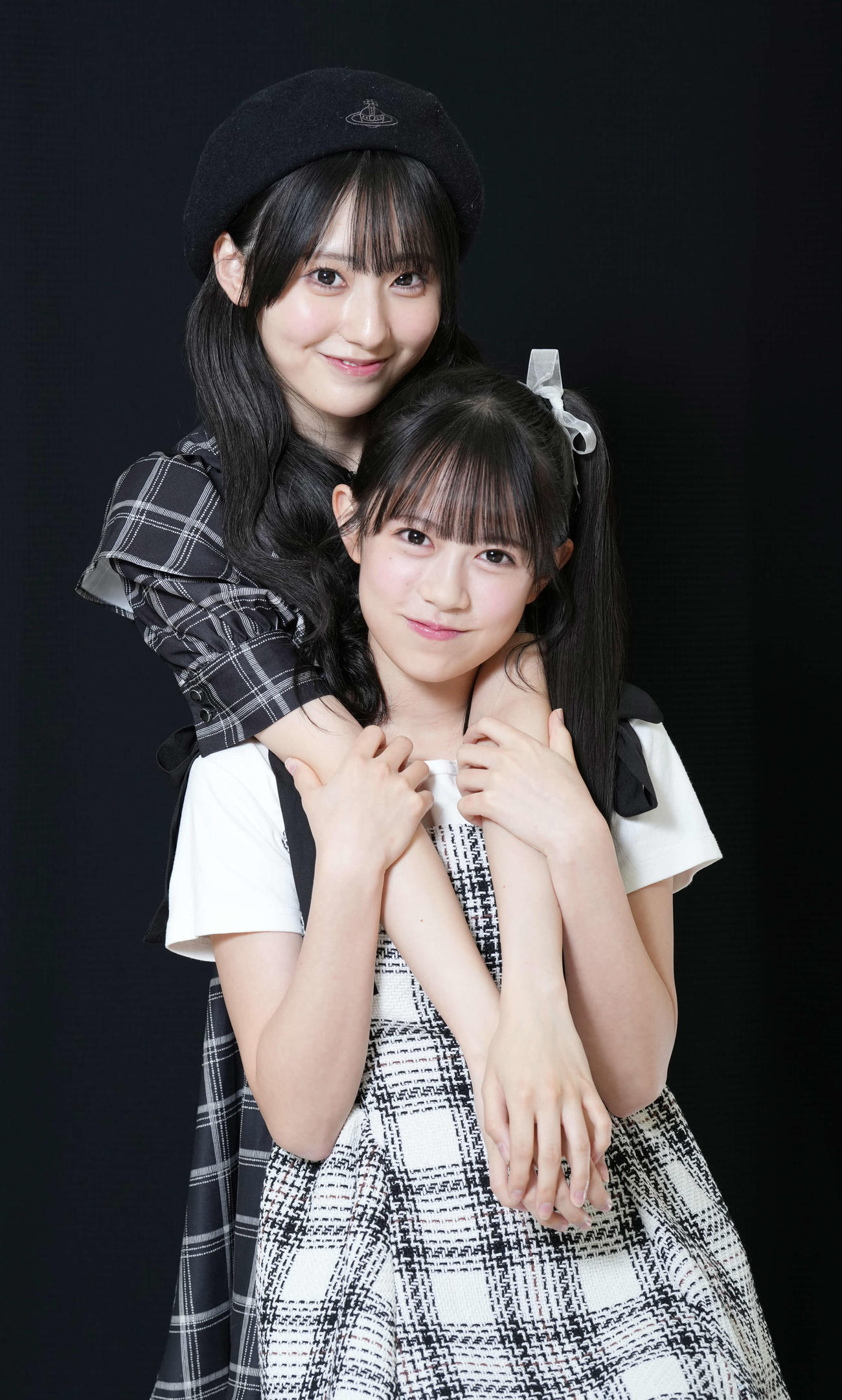 秋元康氏プロデュースの17人組アイドルグループ、Rain Tree綾瀬ことり（左）と鈴野みお