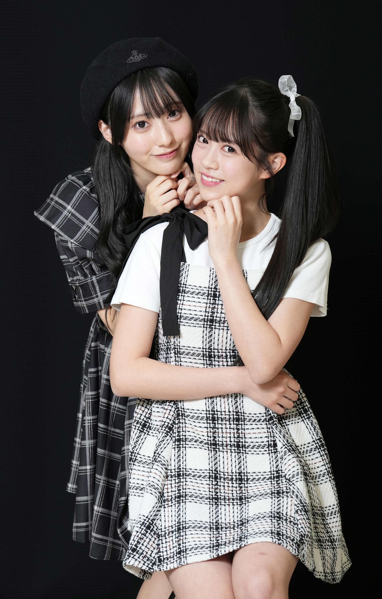 秋元康氏プロデュースの17人組アイドルグループ、Rain Tree綾瀬ことり（左）と鈴野みお