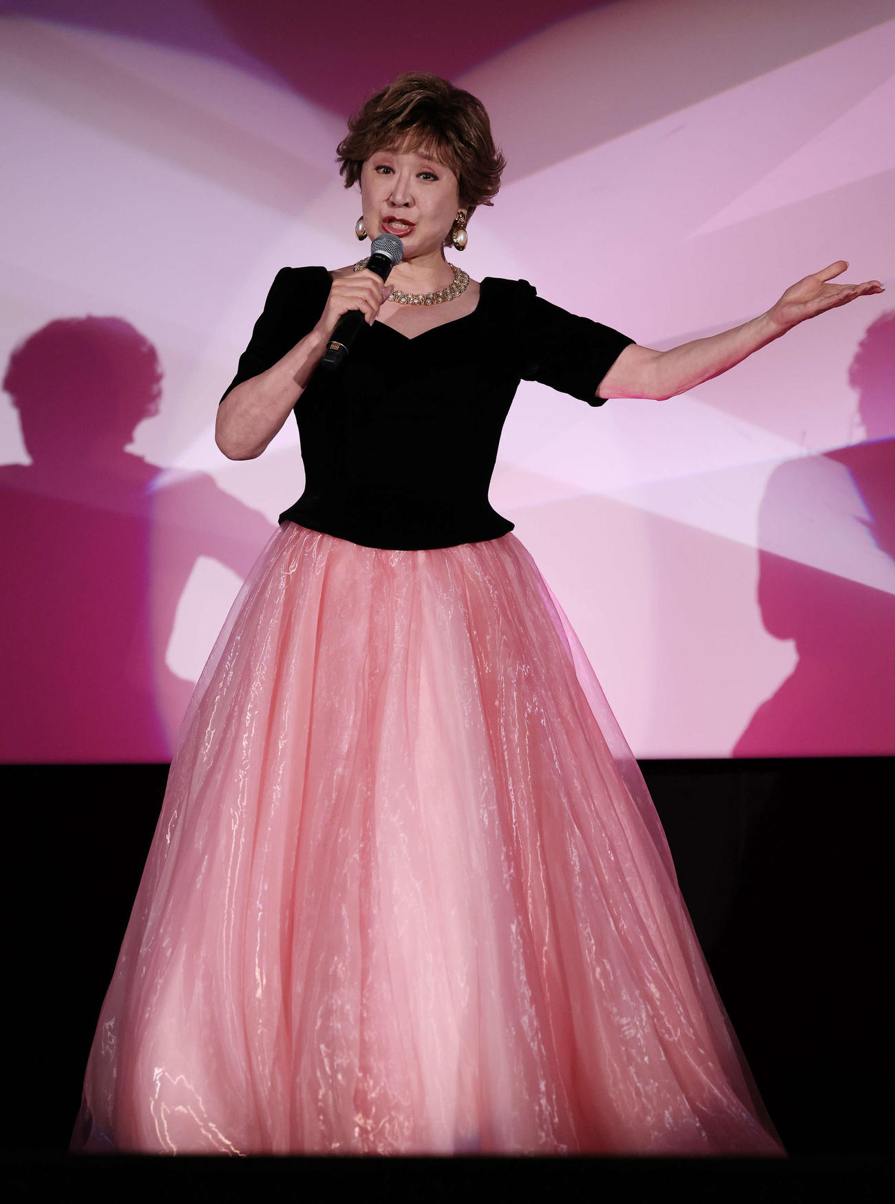 映画「小林さんちのメイドラゴンさみしがりやの竜」完成披露舞台あいさつにサプライズ登壇し歌唱する小林幸子（撮影・宮地輝）