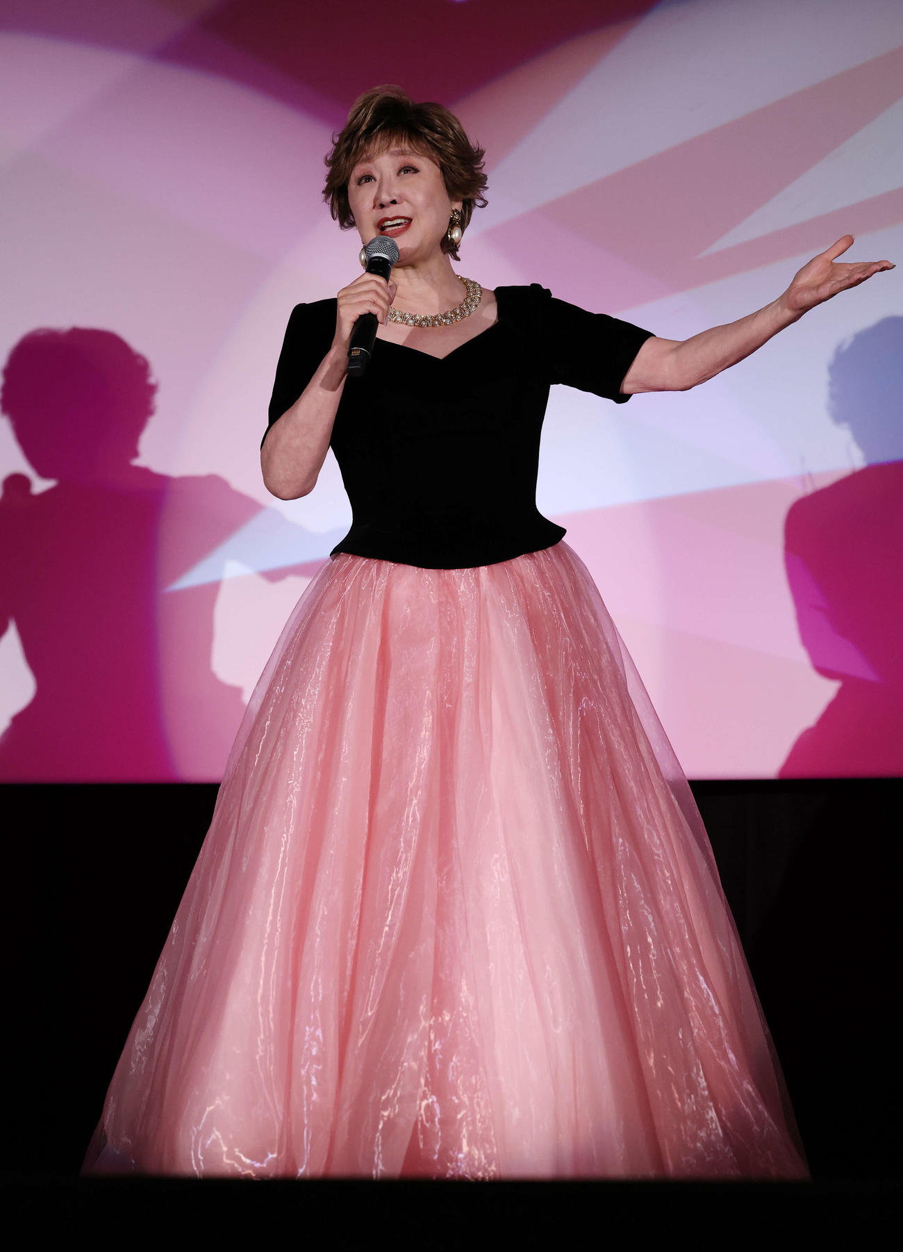 映画「小林さんちのメイドラゴンさみしがりやの竜」完成披露舞台あいさつにサプライズ登壇し歌唱する小林幸子（撮影・宮地輝）