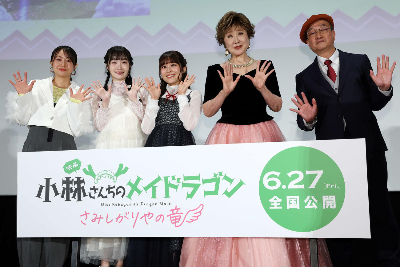 映画「小林さんちのメイドラゴンさみしがりやの竜」完成披露舞台あいさつでフォトセッションに臨む登壇者、左から田村睦心、長縄まりあ、桑原由気、小林幸子、石原立也監督（撮影・宮地輝）