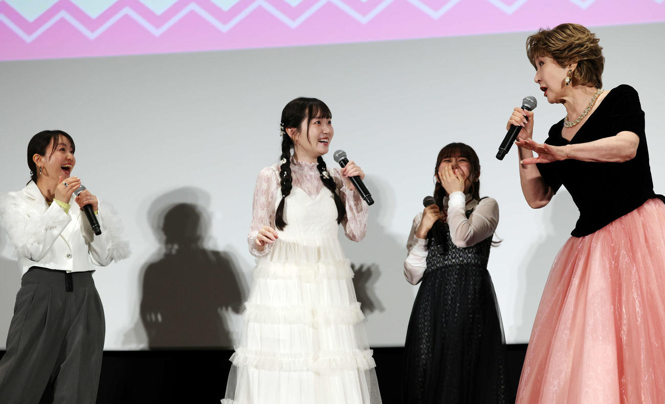 映画「小林さんちのメイドラゴンさみしがりやの竜」完成披露舞台あいさつで笑顔を見せる登壇者、左から田村睦心、長縄まりあ、桑原由気、小林幸子（撮影・宮地輝）