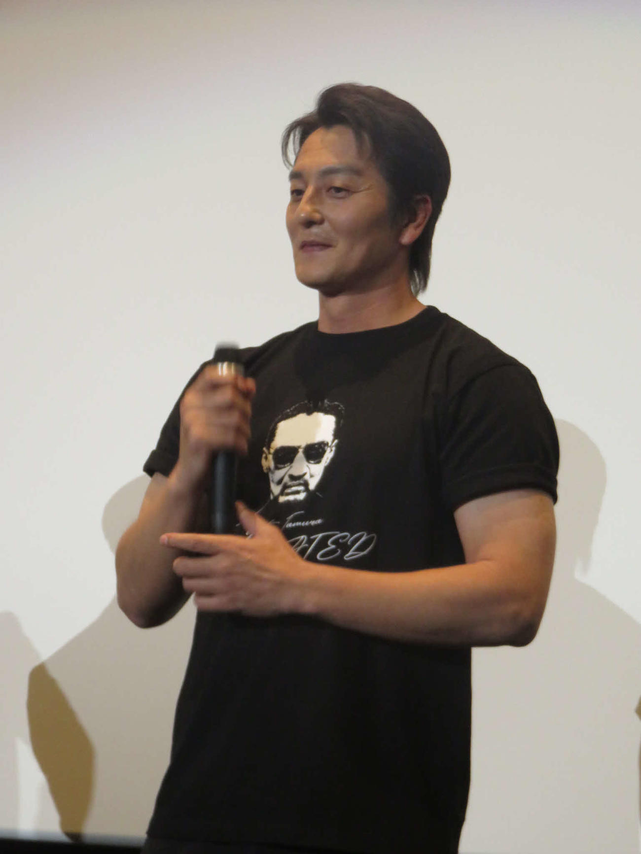 山口祥行の顔のプリントがデザインされたTシャツを着て出席した本宮泰風
