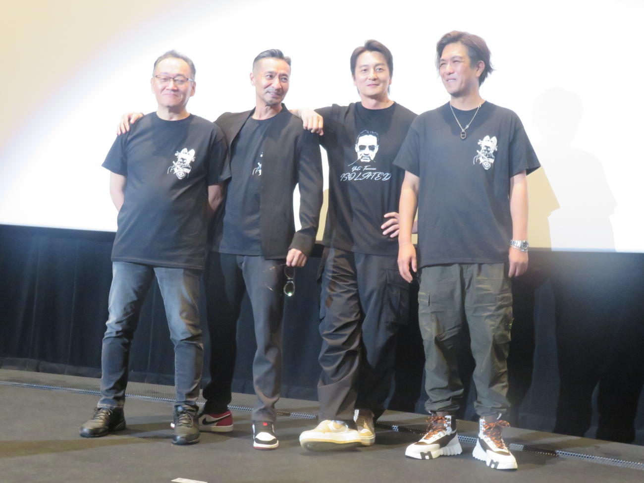 映画「田村悠人」の完成披露舞台あいさつに出席した、左から辻裕之監督、山口祥行、本宮泰風、鈴木祐介プロデューサー