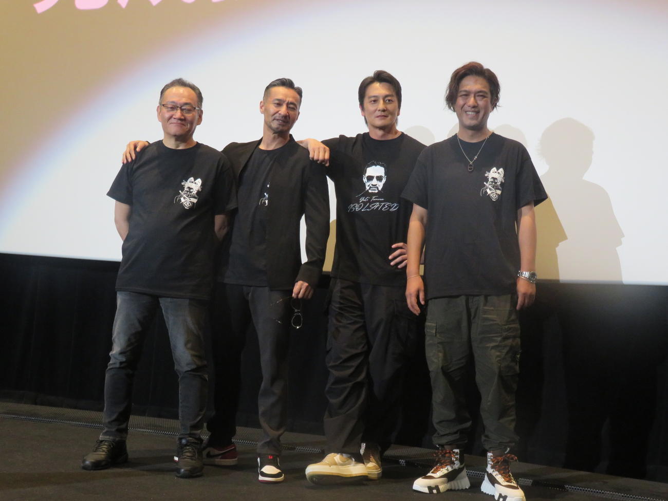 映画「田村悠人」の完成披露舞台あいさつに出席した、左から辻裕之監督、山口祥行、本宮泰風、鈴木祐介プロデューサー