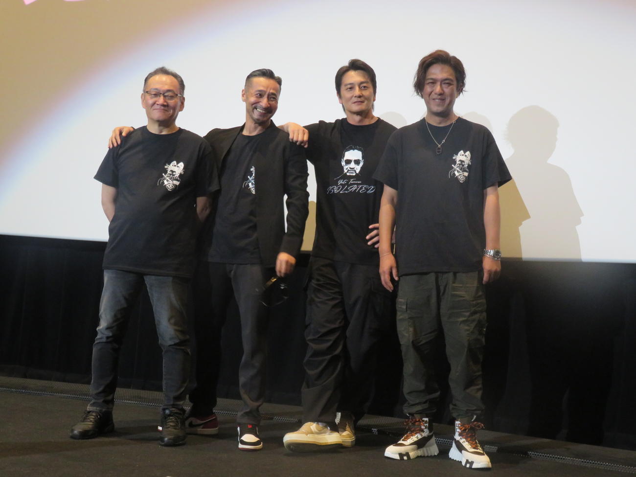 映画「田村悠人」の完成披露舞台あいさつに出席した、左から辻裕之監督、山口祥行、本宮泰風、鈴木祐介プロデューサー