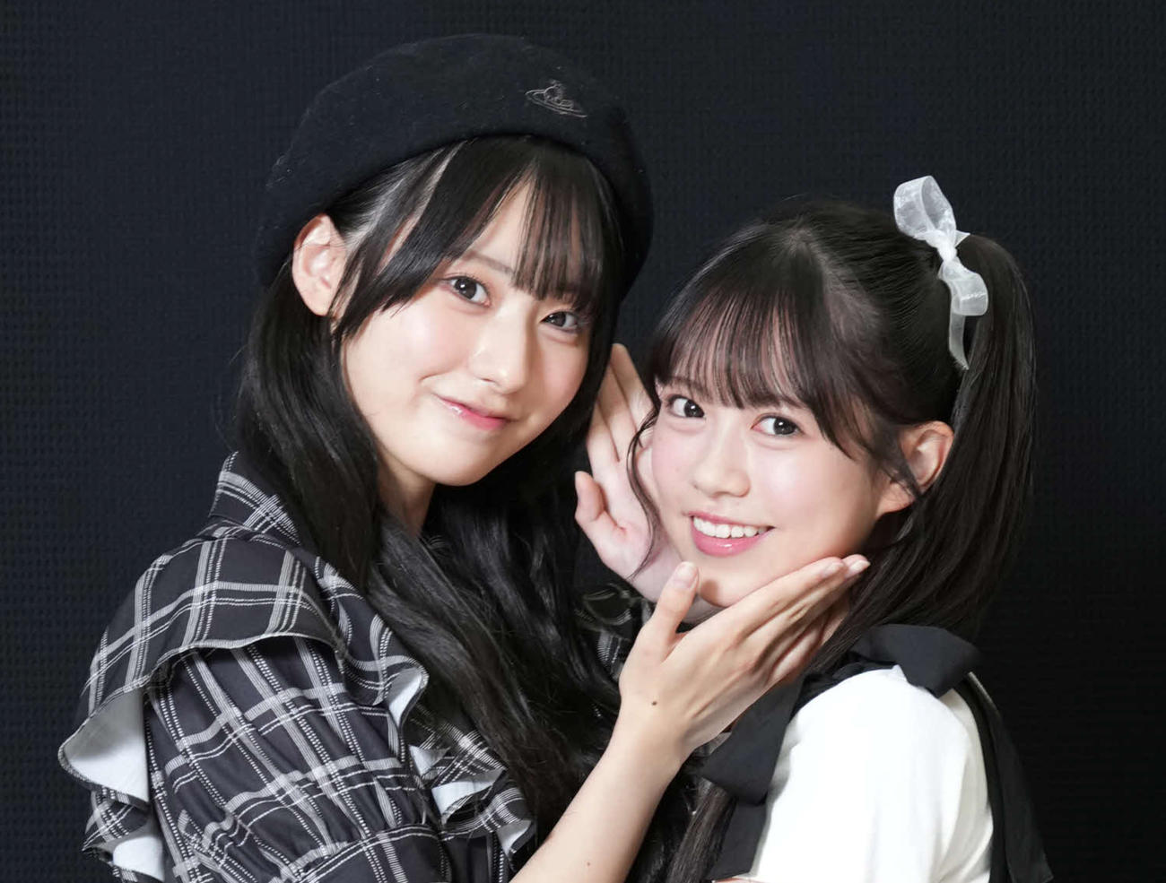 秋元康氏プロデュースの17人組アイドルグループ、Rain Tree綾瀬ことり（左）と鈴野みお