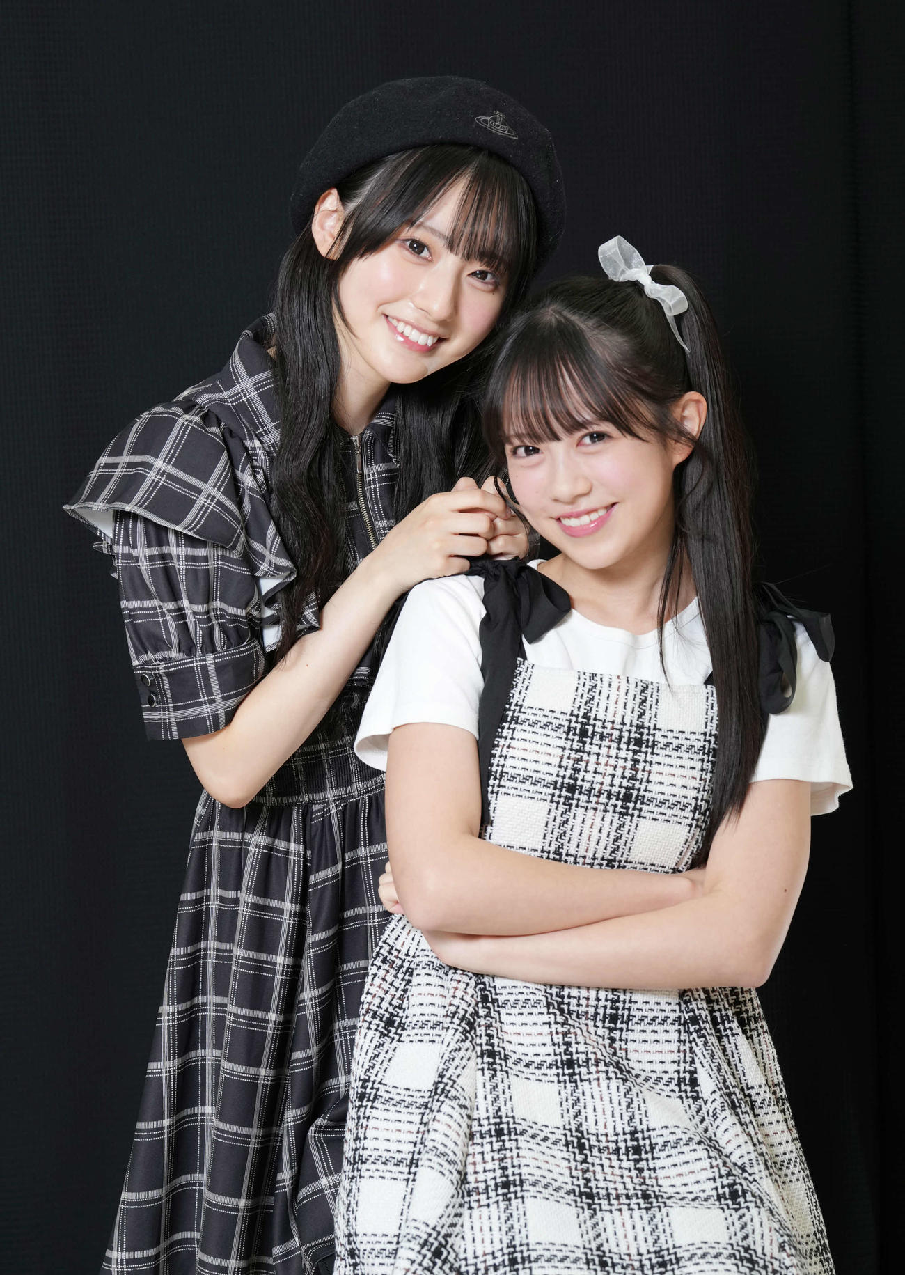 秋元康氏プロデュースの17人組アイドルグループ、Rain Tree綾瀬ことり（左）と鈴野みお