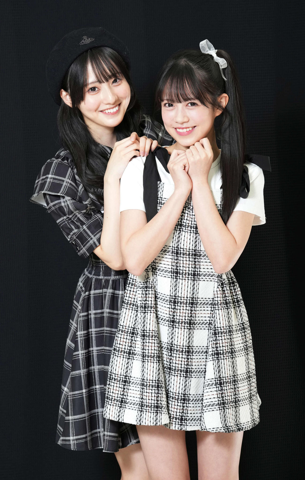 秋元康氏プロデュースの17人組アイドルグループ、Rain Tree綾瀬ことり（左）と鈴野みお