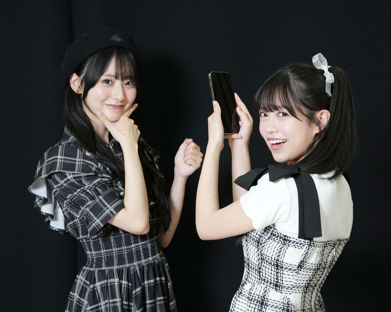 Rain Tree綾瀬ことり（左）をスマホで撮影する鈴野みお