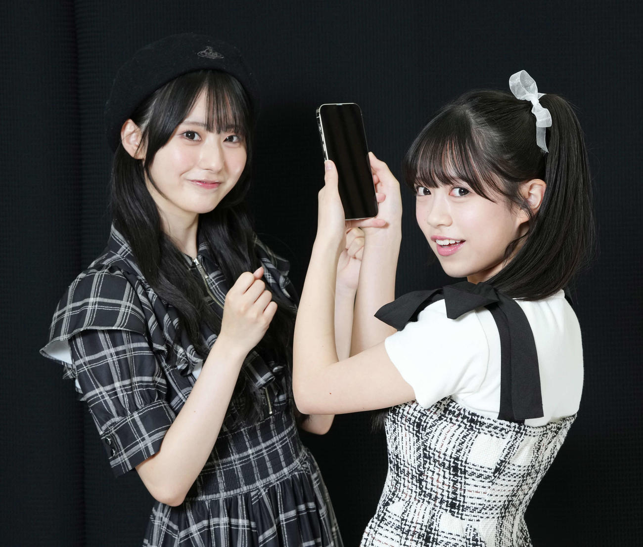 Rain Tree綾瀬ことり（左）をスマホで撮影する鈴野みお