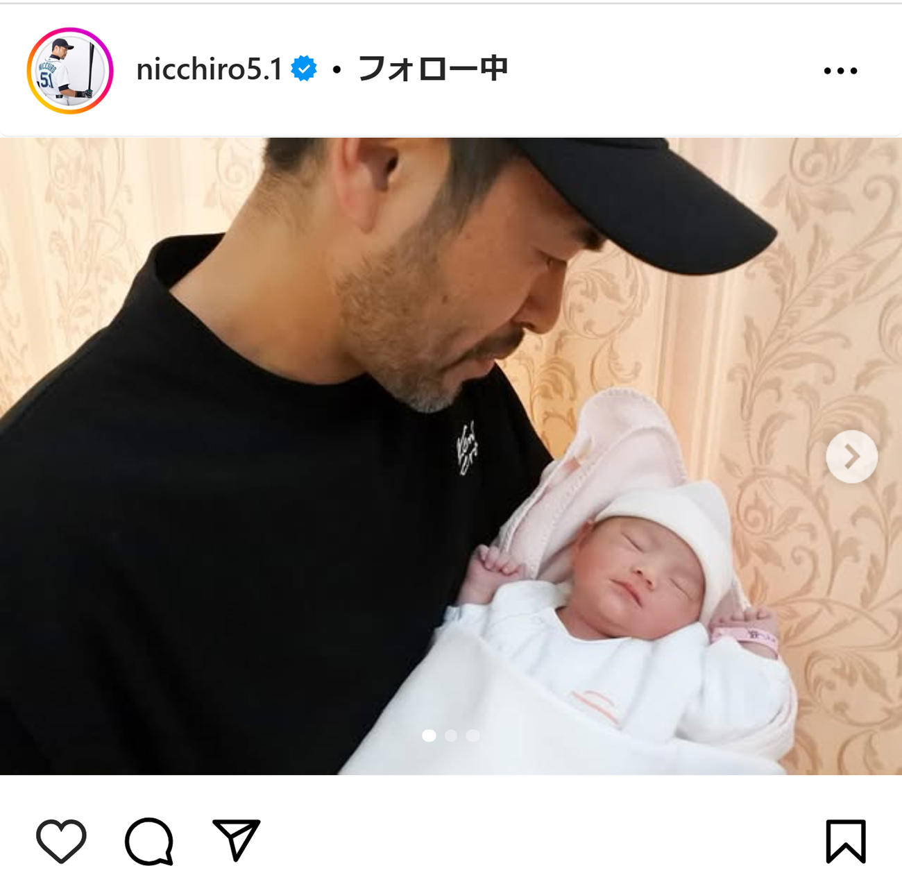 第3子となる娘を抱くニッチロー（インスタグラムから）
