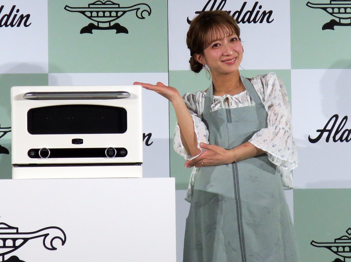 少しふっくらしたおなかで「アラジン新商品発表会」に登場した辻希美