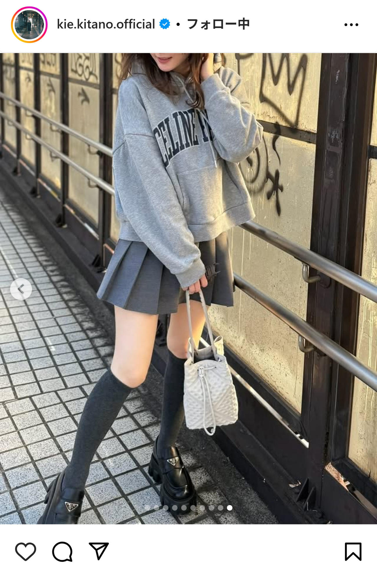 ミニスカショットを披露する北乃きい（インスタグラムから）