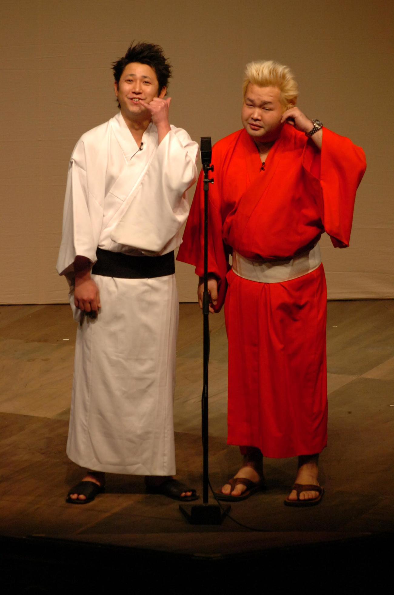 東京ダイナマイト、左から松田大輔、ハチミツ二郎（07年1月撮影）