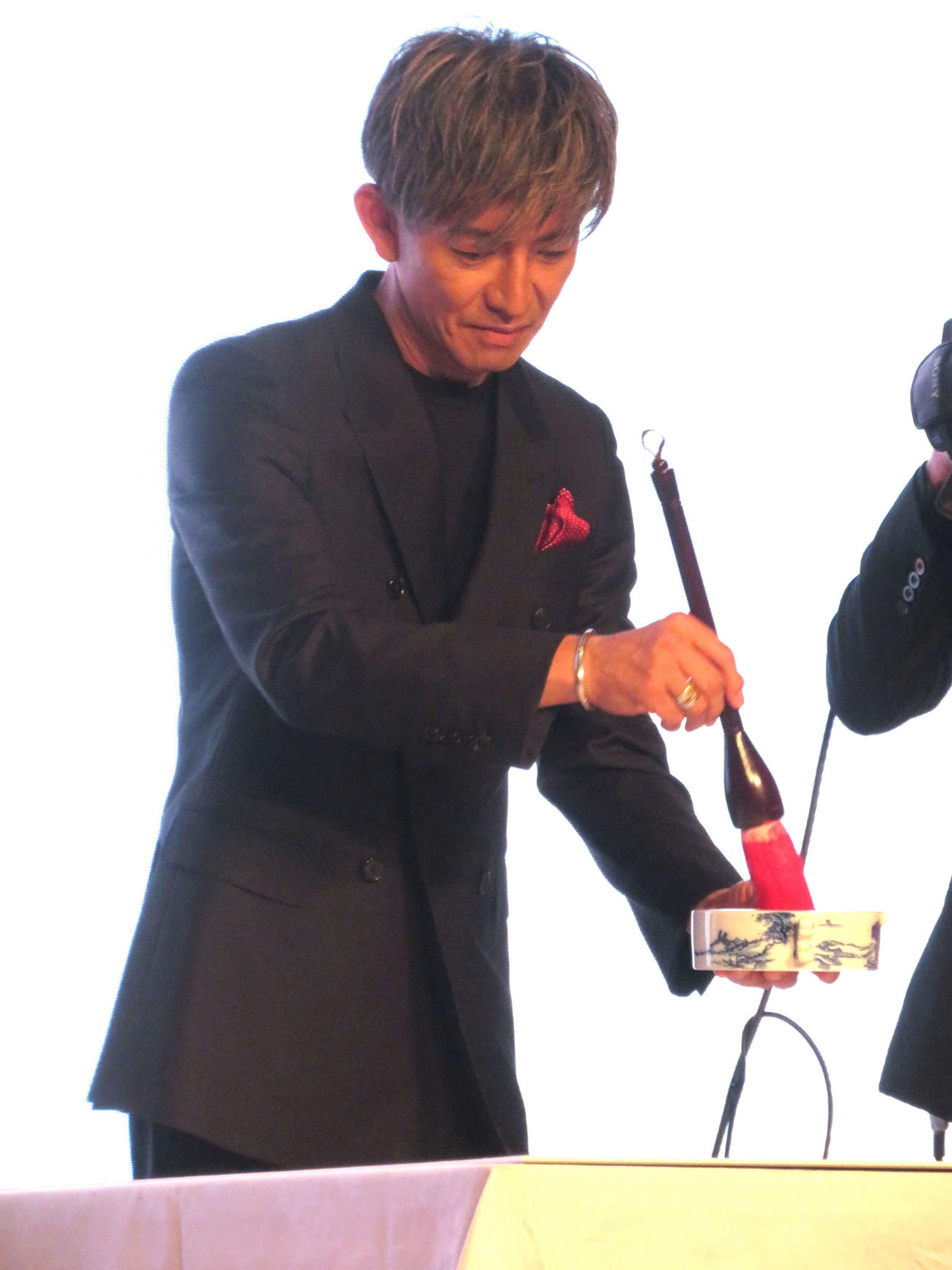 三菱UFJフィナンシャル・グループ「新TVCM発表会」で一筆習字を行う木村拓哉