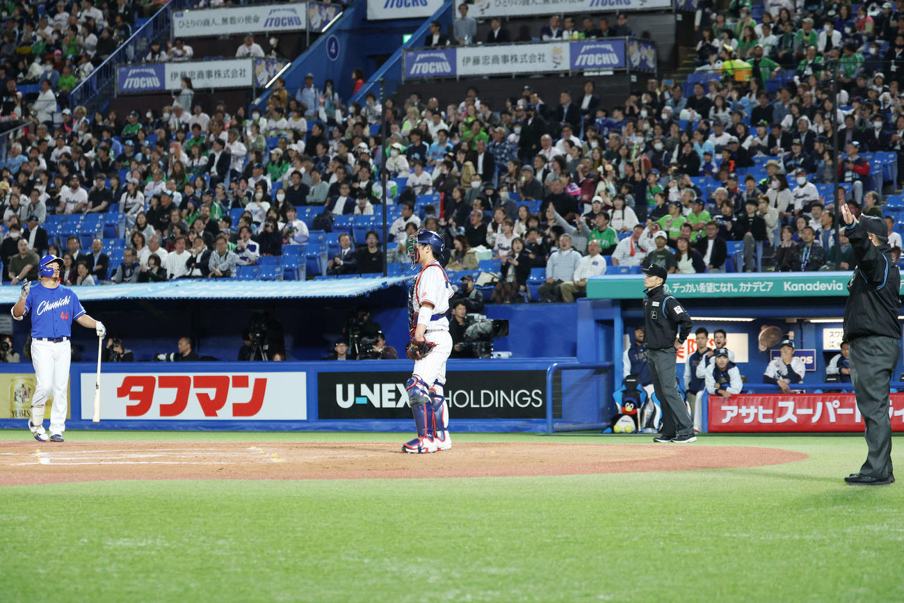 ヤクルト対中日　8回表中日1死一塁、リプレイ検証の結果、川越の打球は判定変わらずファウルとなる（撮影・宮地輝）