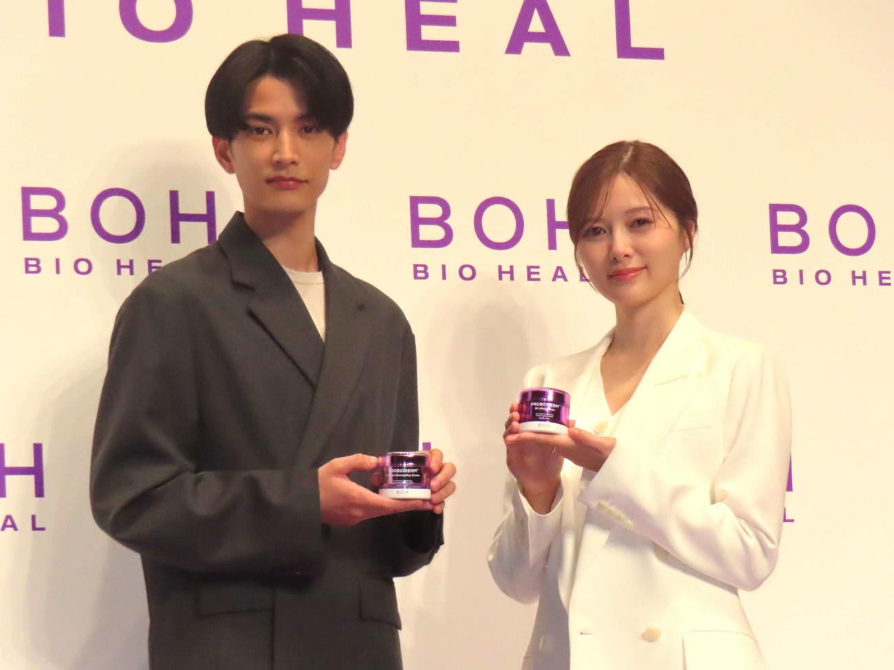 「BIOHEAL BOH　新アンバサダー就任発表会」に登壇した渡邊圭祐（左）と白石麻衣