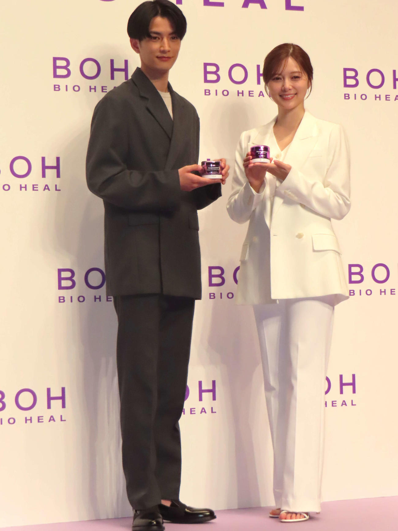 「BIOHEAL BOH　新アンバサダー就任発表会」に登壇した渡邊圭祐（左）と白石麻衣